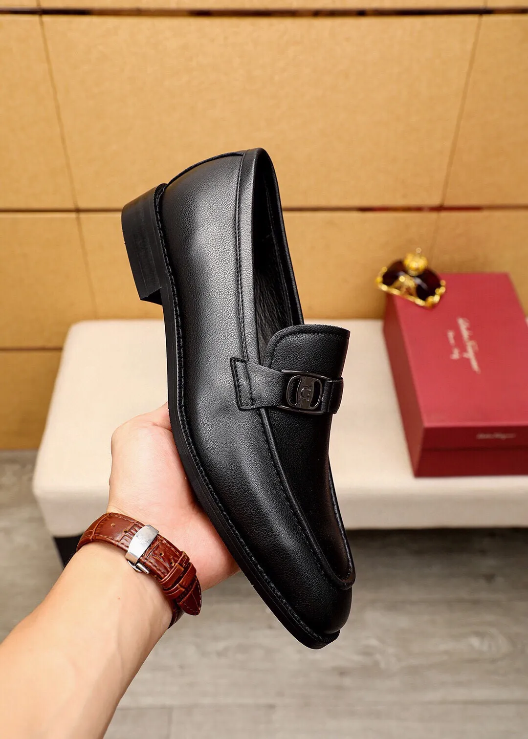 Men's shoes 💰400 💐 Product trademark: Ferragamo "Ferragamo" casual leather shoes Regular size: 39-44 (38.45.46🉑️customized) Product materials: Selected imported calfskin upper + classic hardware buckle, imported pig leather lining. Strong three-dimensional visual effect, non-slip and wear-resistant combination outsole Color: 1⃣️color optional